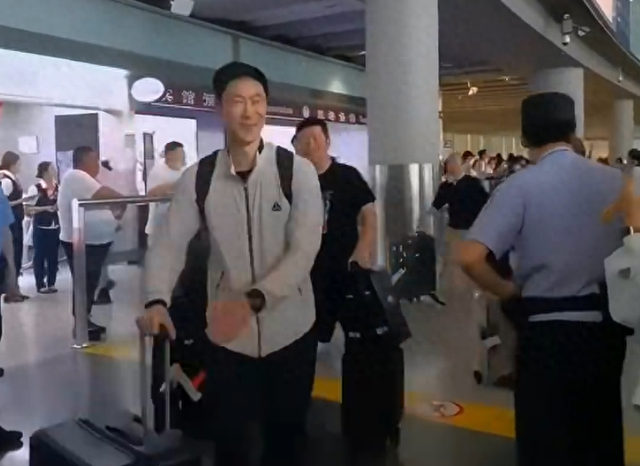 爱体育-国乒落地北京全队洋溢笑容！梁靖崑两儿子接机 王楚钦仍一脸疲惫|梁靖昆|王励勤|男团|决赛|女团_新浪体育_新浪新闻